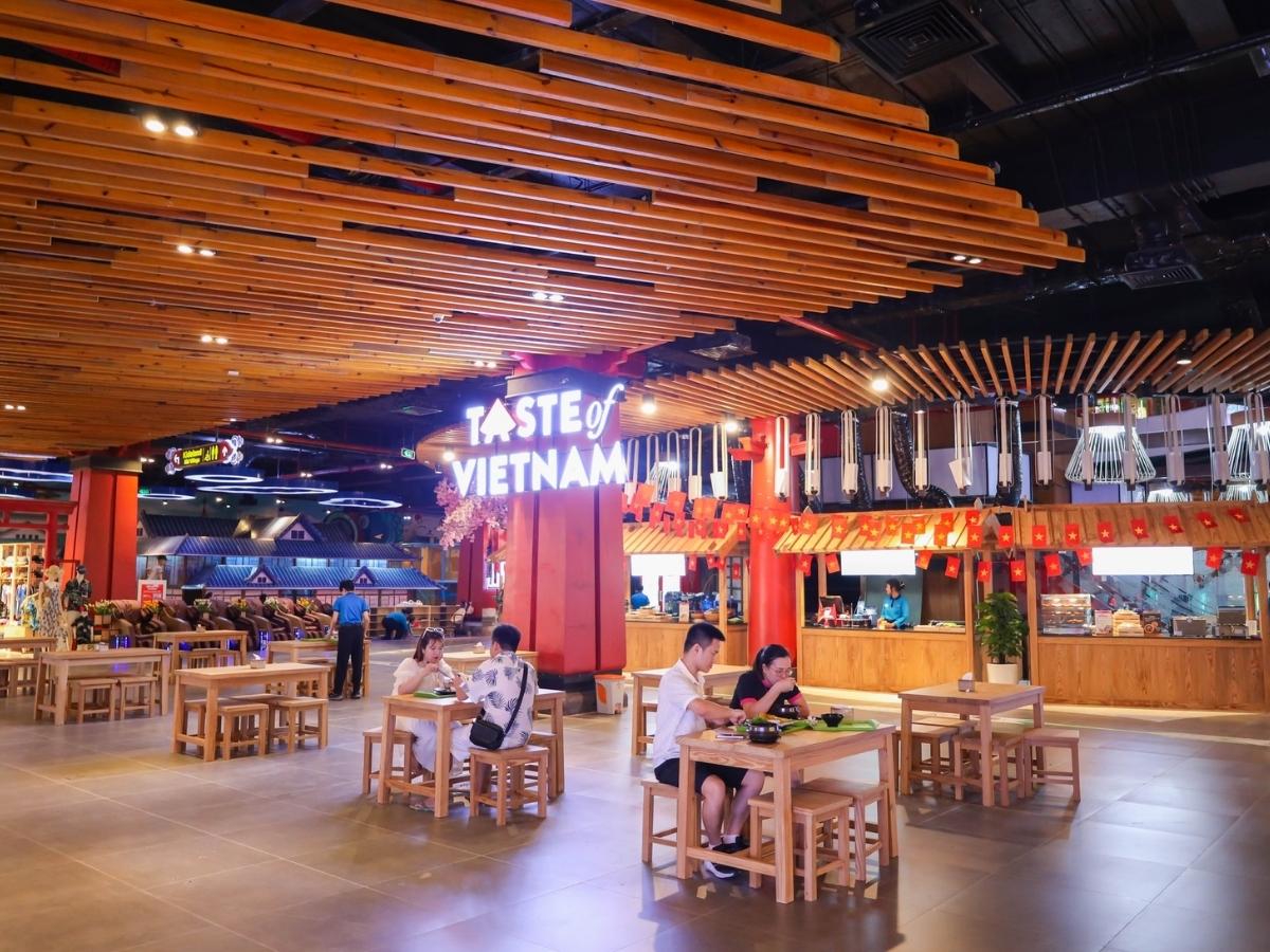 Sun World Ha Long nằm cách không xa, phù hợp cho những ai muốn trải nghiệm cảm giác làng quê kết hợp vui chơi, giải trí hiện đại.