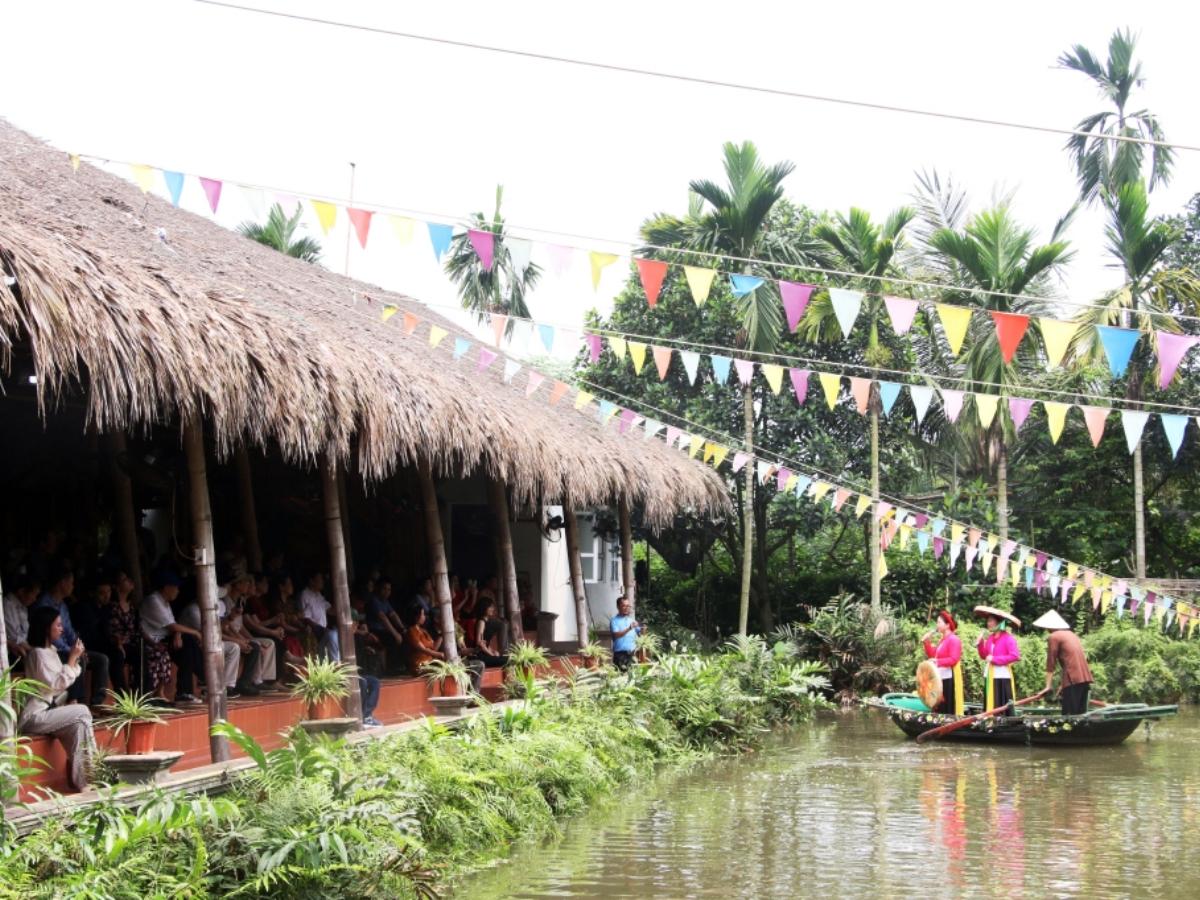 Du khách đến Khu sinh thái Yên Đức có dịp tham dự chương trình hát quan họ cùng nghệ nhân địa phương.