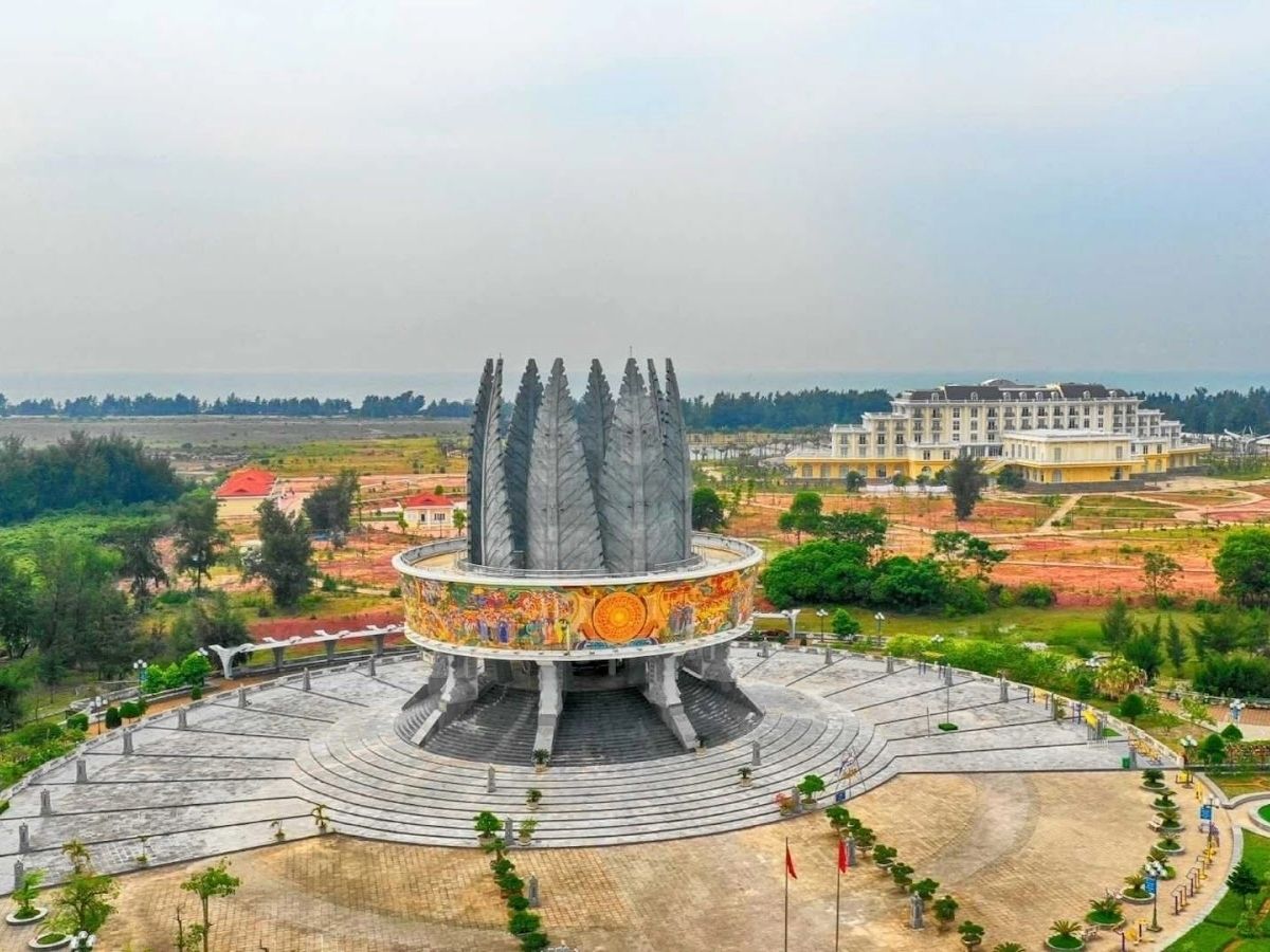 Được ví như “nóc nhà” của cực Đông Bắc Việt Nam, Mũi Sa Vĩ mang ý nghĩa quan trọng về địa lý và lịch sử.