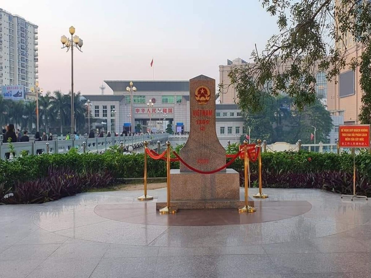 Móng Cái hấp dẫn du khách bởi vẻ nguyên sơ của biển cả hòa quyện cùng bản sắc văn hóa vùng biên.
