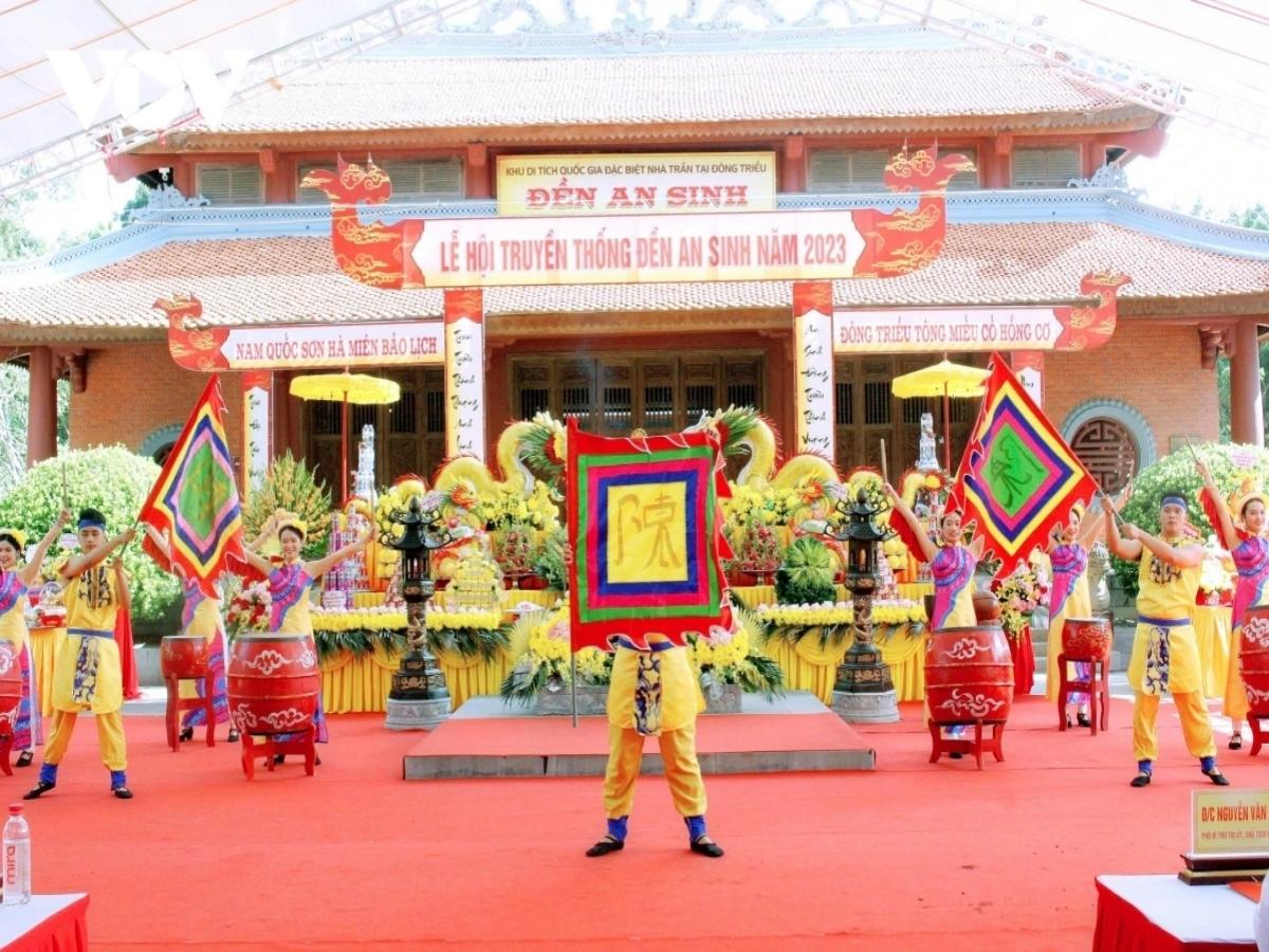 Vào ngày 20 tháng 8 âm lịch mỗi năm, Đền An Sinh lại rộn ràng trong không khí lễ hội truyền thống quy mô lớn.
