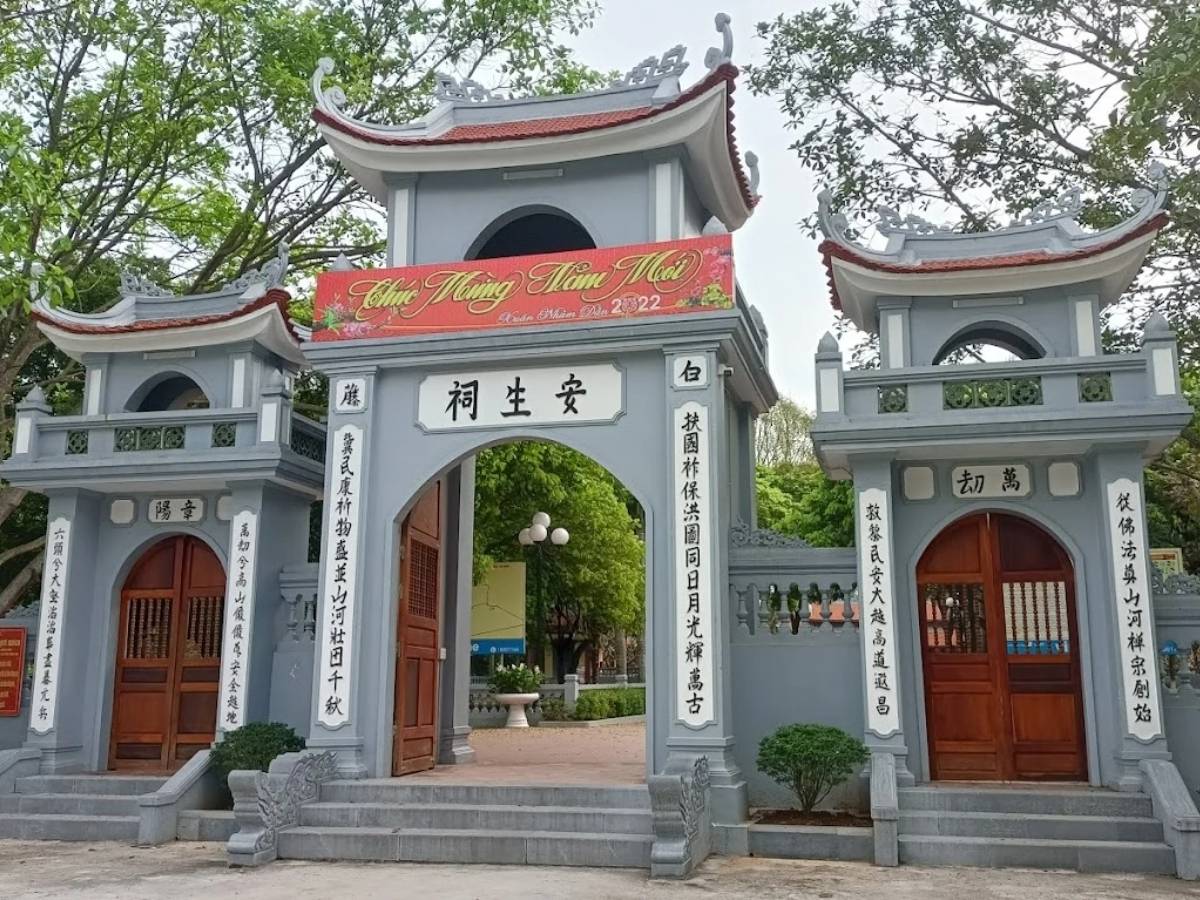 Nằm giữa cảnh sắc thiên nhiên hữu tình, Đền An Sinh phường An Sinh.