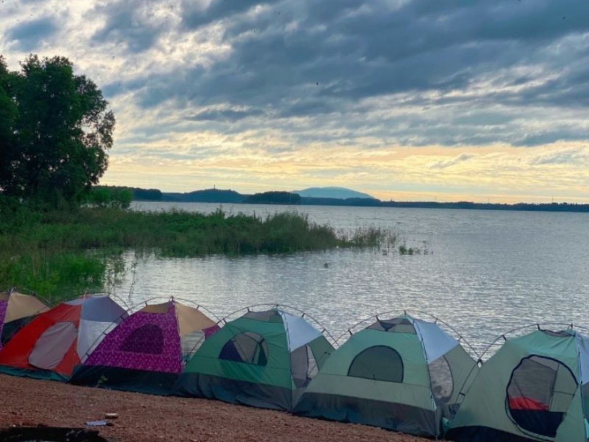 Ven hồ là những bãi cỏ xanh rộng rãi, rất phù hợp cho các buổi cắm trại, picnic ngoài trời.