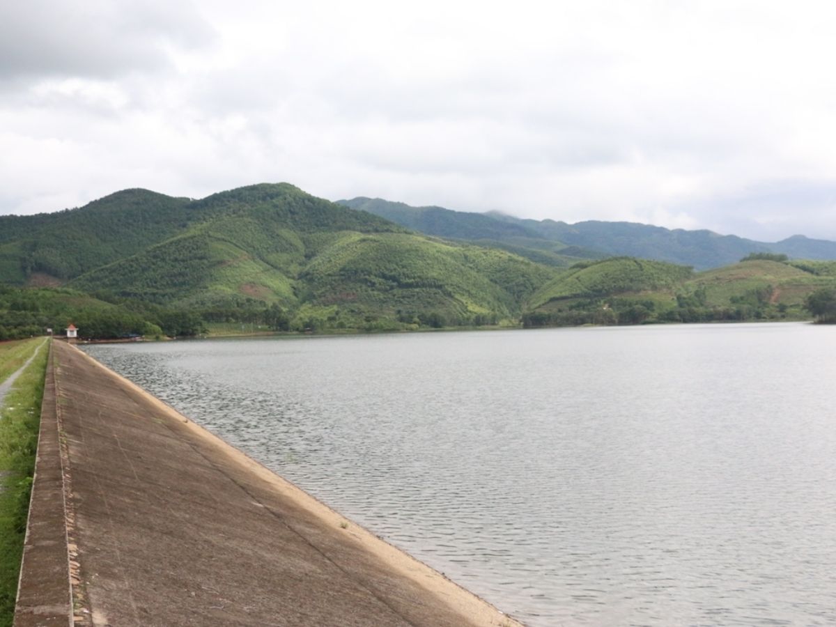 Hồ Khe Chè không chỉ góp phần điều hòa khí hậu mà còn là nguồn cung cấp nước quan trọng cho sản xuất nông nghiệp trong vùng.