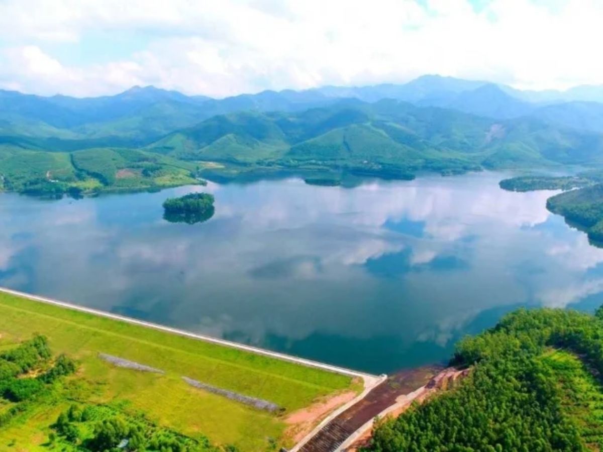 Ấn tượng đầu tiên khi đến Hồ Khe Chè chính là sắc nước trong xanh tự nhiên.