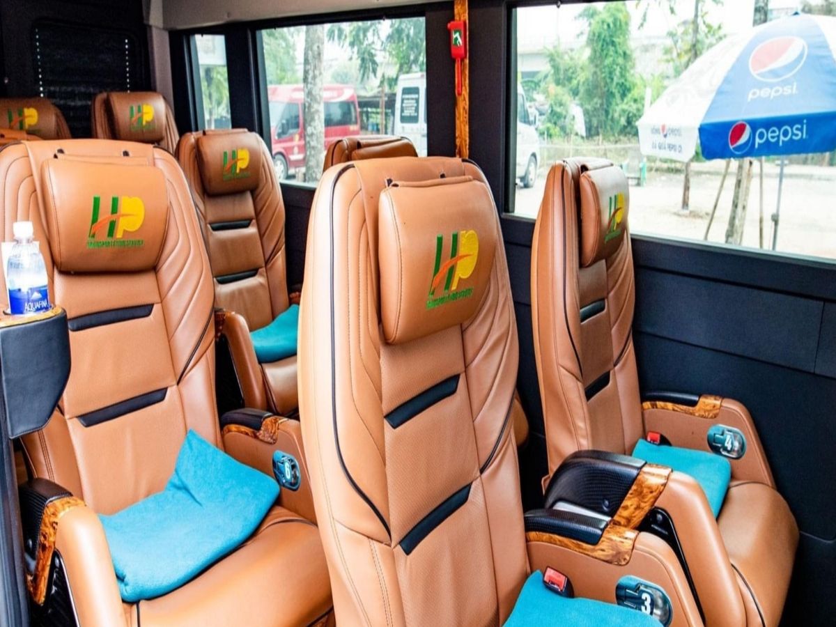 Xuất phát từ Hà Nội, bạn có thể lựa chọn các hãng xe limousine hoặc xe khách uy tín.