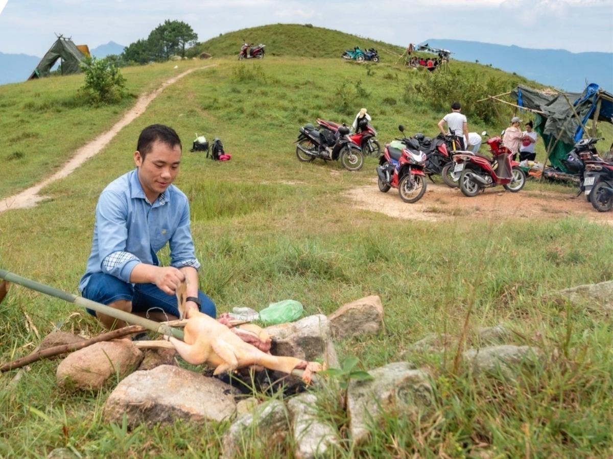 Cắm trại qua đêm trên Đỉnh Bình Hương là dịp để bạn tận hưởng không gian thiên nhiên một cách trọn vẹn.
