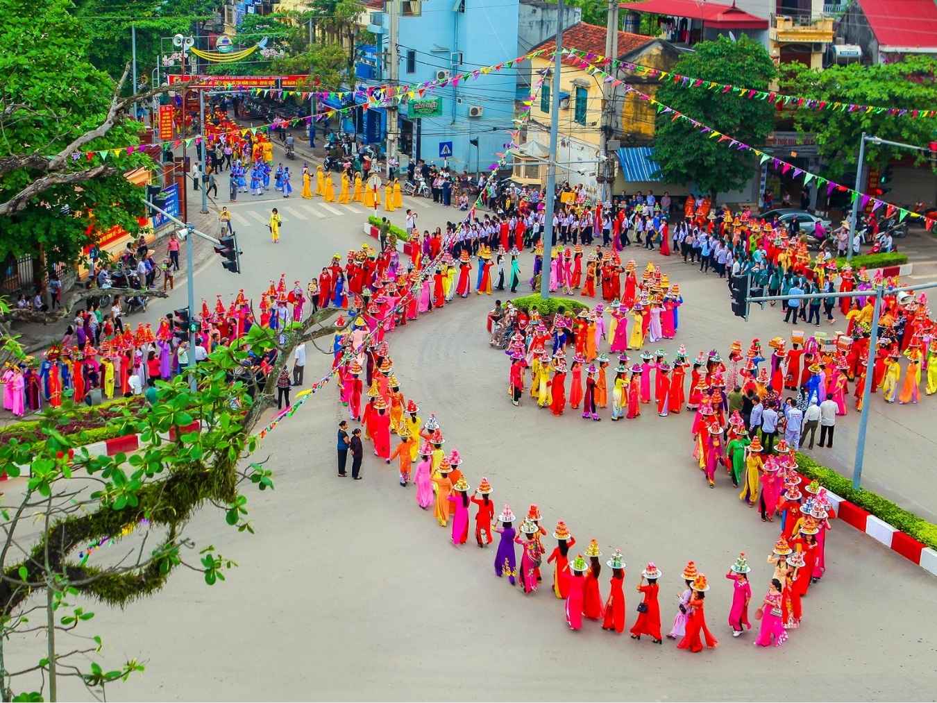 Vào dịp đầu xuân, di tích lịch sử Bạch Đằng Giang trở nên nhộn nhịp với nhiều hoạt động mang ý nghĩa tưởng nhớ.