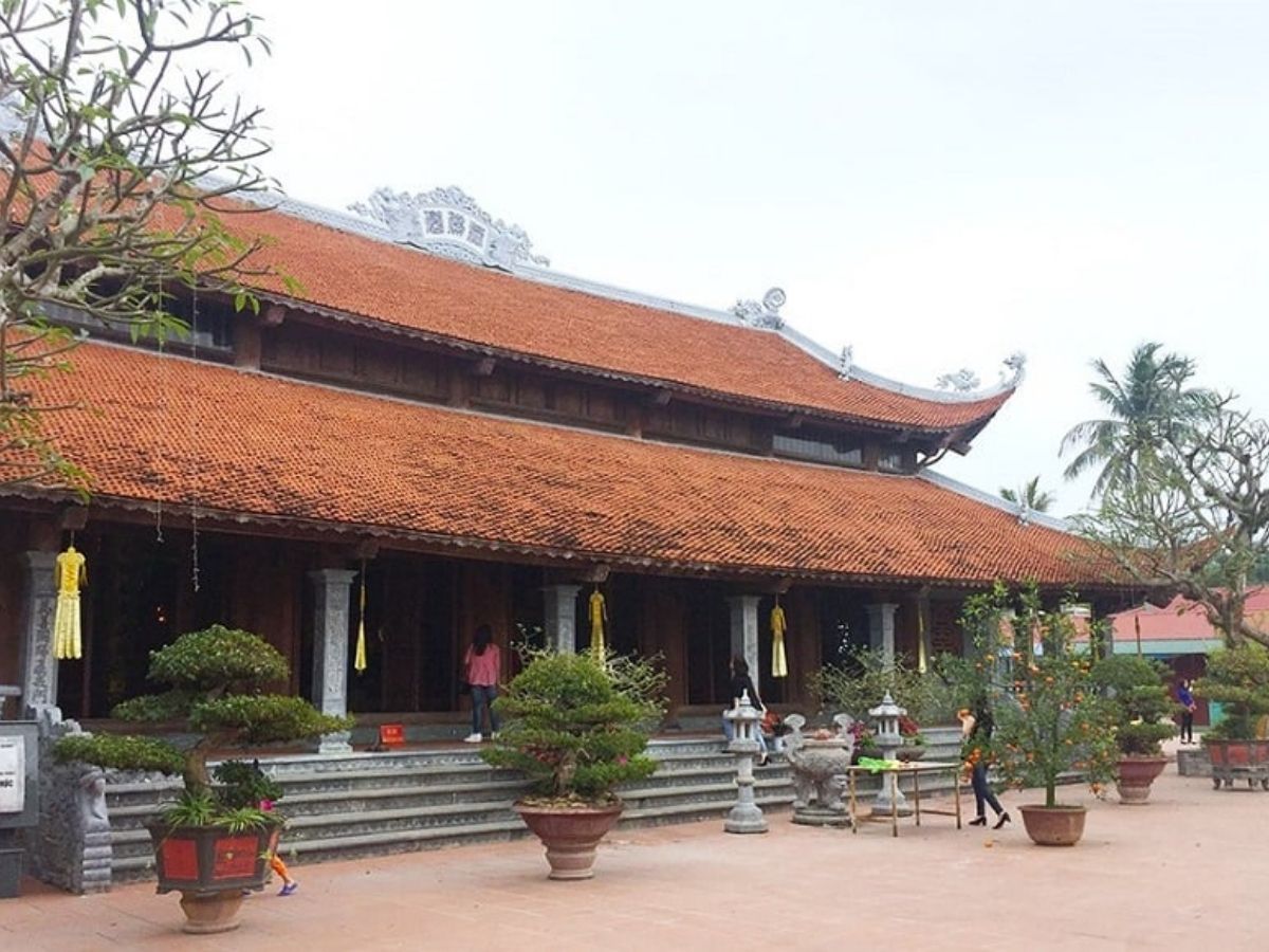 Ngôi chùa cổ kính này đã hiện diện bên dòng sông Bạch Đằng nổi tiếng suốt gần một nghìn năm qua.