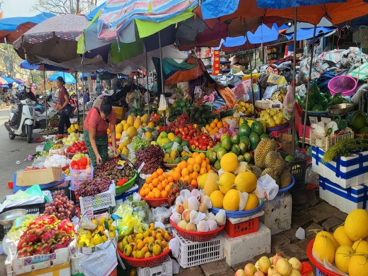 Chợ Rừng Quảng Ninh cung cấp các mặt hàng tiêu dùng thiết yếu và nhiều món lưu niệm độc đáo.
