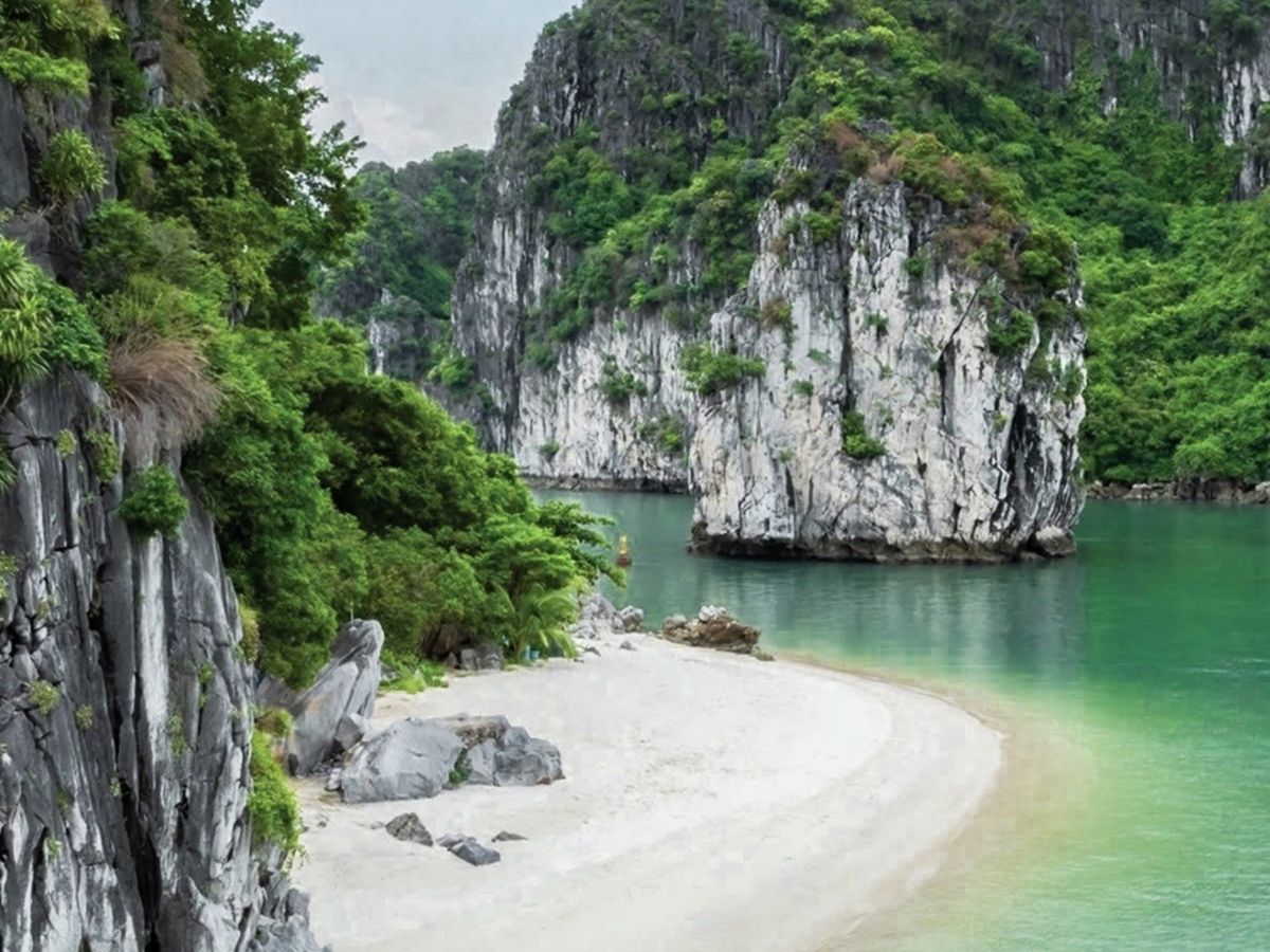 Khung cảnh thiên nhiên rộng lớn và yên bình của Vịnh Hạ Long
