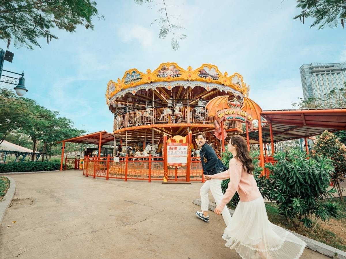 Buổi sáng ngày thứ hai trong lịch trình, du khách có thể dành thời gian khám phá Sun World Ha Long