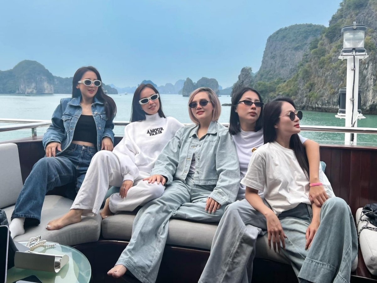 Du khách nên đặt trước phòng khách sạn, vé tham quan Vịnh Hạ Long hoặc vé vui chơi tại Sun World Ha Long