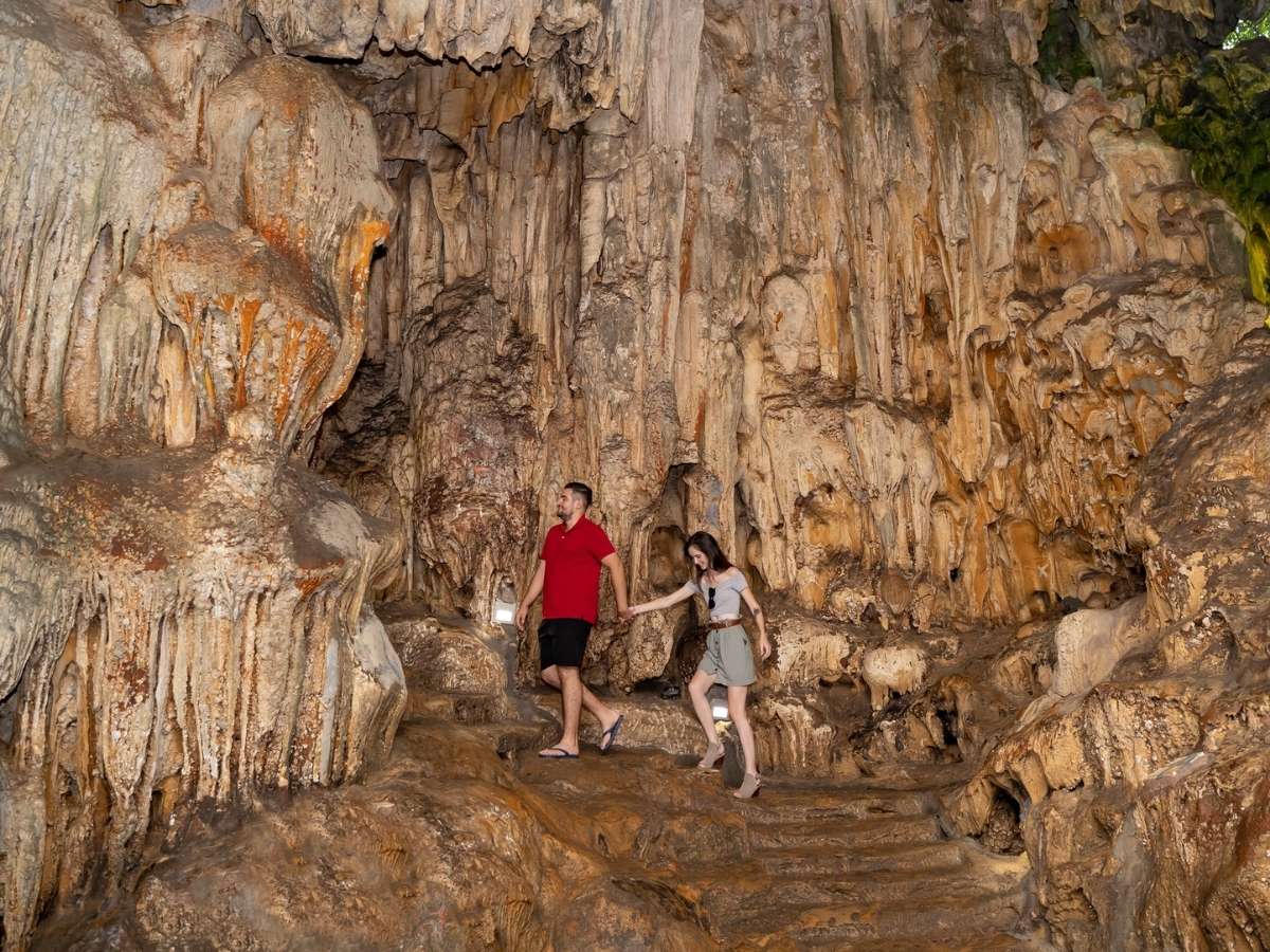 Bên trong hang Sửng Sốt là hệ thống thạch nhũ với nhiều hình dạng độc đáo, tạo nên khung cảnh kỳ ảo và hấp dẫn