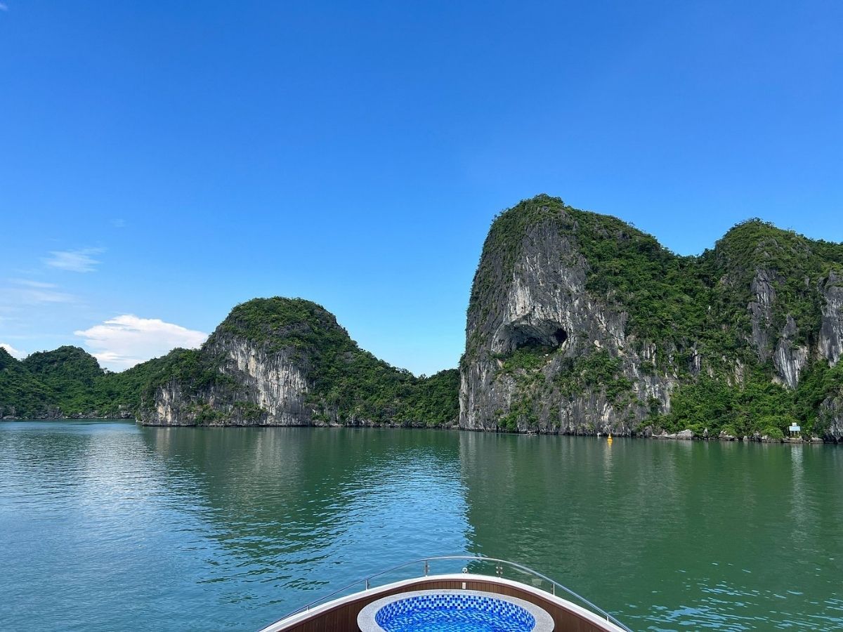 Du khách có thể dành buổi chiều của ngày thứ nhất trong lịch trình để khám phá Vịnh Hạ Long
