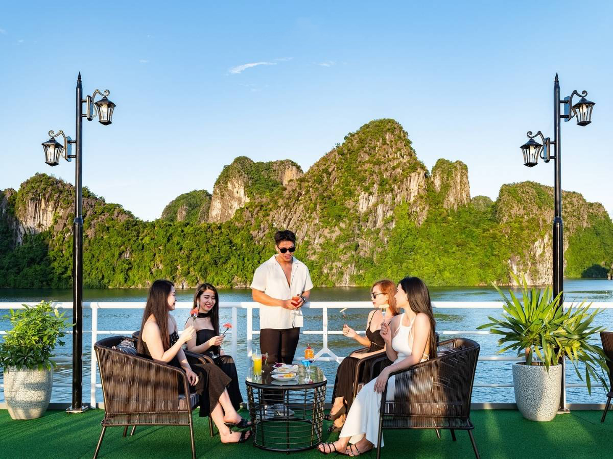 Du khách nên đặt trước vé tham quan Vịnh Hạ Long qua công ty du lịch hoặc tự đặt vé online để dễ dàng lựa chọn khung giờ phù hợp với lịch trình