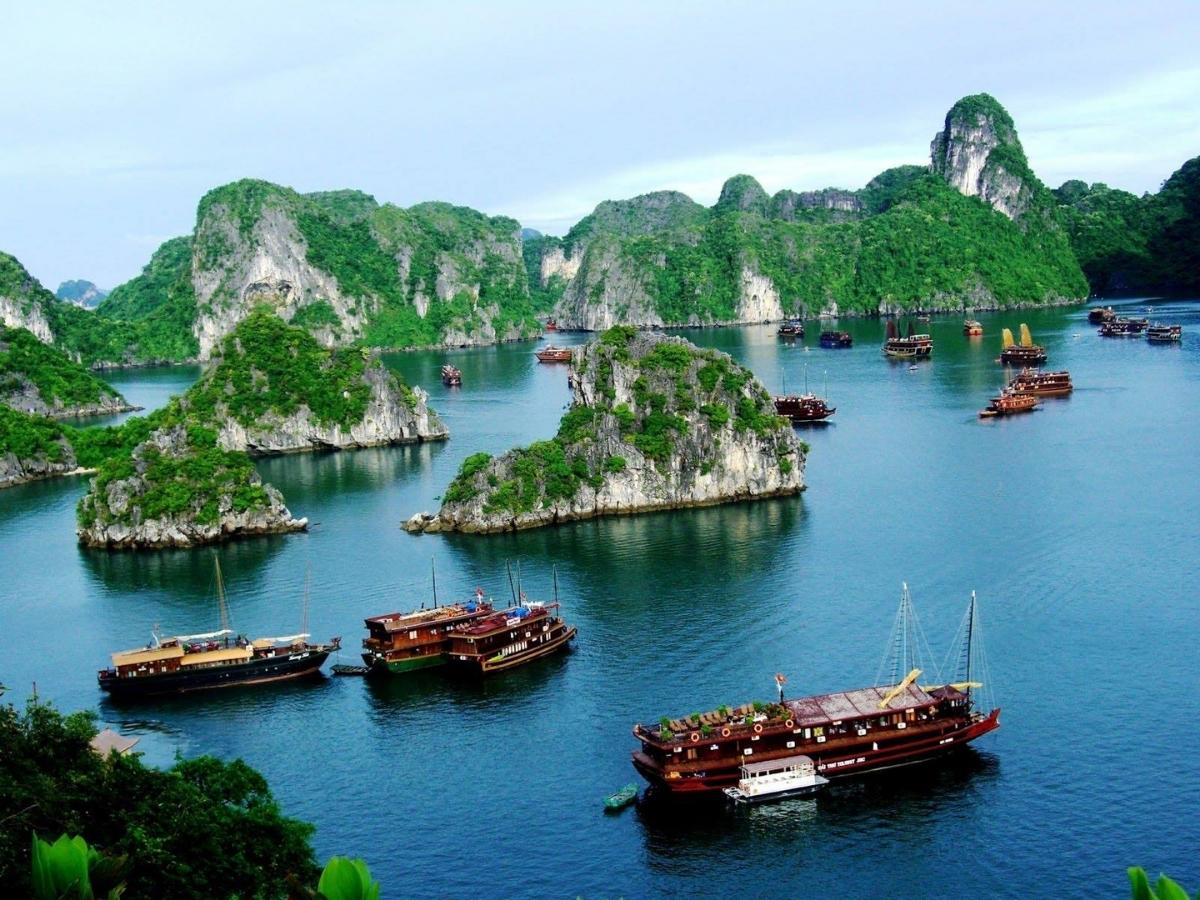Vé tham quan Vịnh Hạ Long thường được bán theo từng tuyến du lịch, mỗi tuyến sẽ đưa du khách khám phá các khu vực và điểm tham quan khác nhau