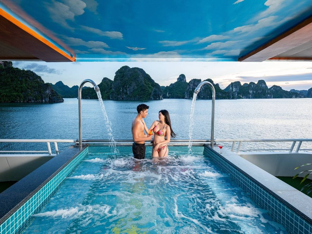 Thời tiết là yếu tố có thể ảnh hưởng trực tiếp đến các hoạt động tham quan trên vịnh