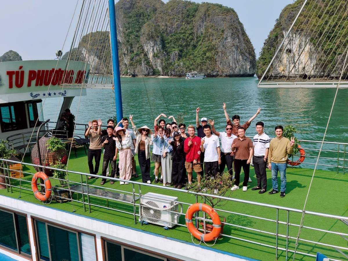 Chi phí thuê tàu riêng thường dao động khoảng 2.000.000 – 6.000.000 VNĐ/tàu cho hành trình tham quan trong ngày