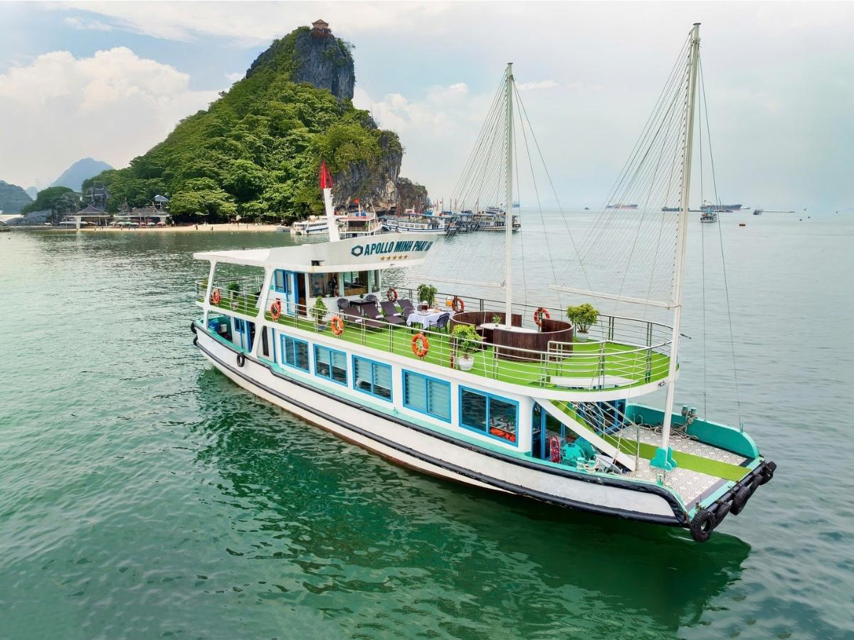 Tuyến tham quan Vịnh Hạ Long 2 sẽ đưa du khách đến thăm Hang Sửng Sốt, Đảo Titop và Hang Luồn với nhiều hoạt động thú vị trên biển