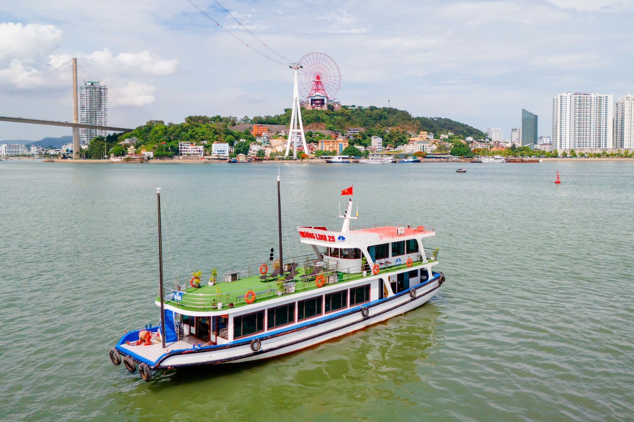 Tuyến tham quan Vịnh Hạ Long 1 sẽ đưa du khách đến tham quan Động Thiên Cung, Hang Đầu Gỗ và khu vực Ba Hang