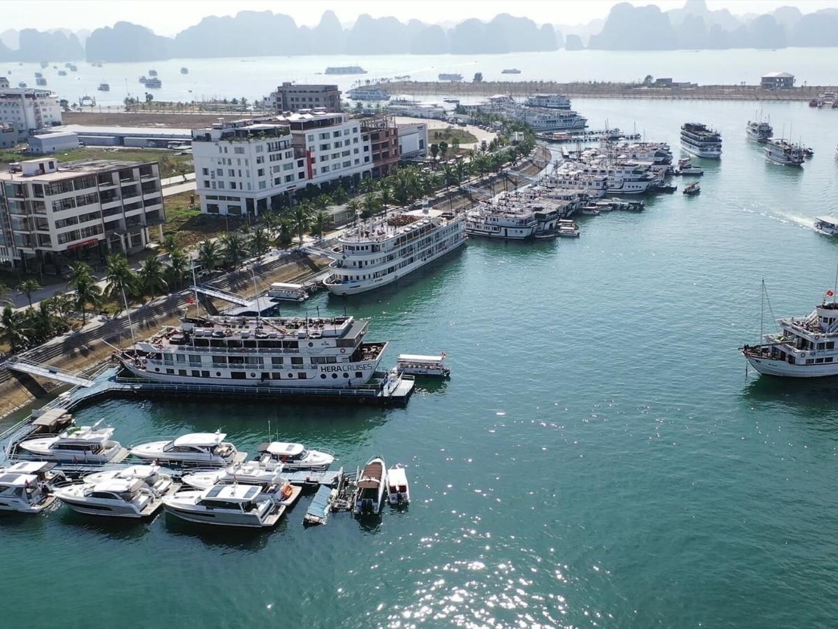 Cảng Tuần Châu là cảng du lịch lớn nhất tại Hạ Long, nơi tập trung hàng trăm tàu và du thuyền tham quan vịnh.