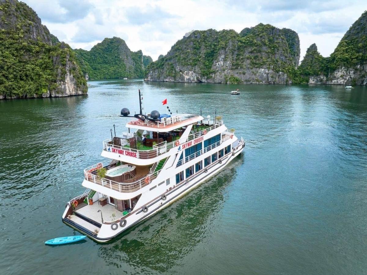 Các du thuyền 5 sao là lựa chọn cao cấp dành cho du khách muốn tận hưởng kỳ nghỉ sang trọng giữa lòng vịnh.