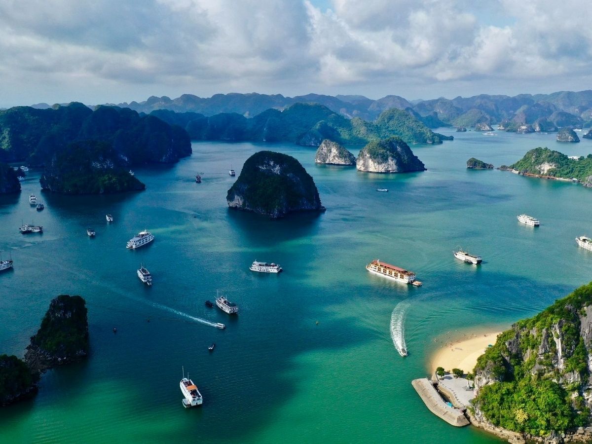Để có một chuyến đi trọn vẹn, việc tìm hiểu kinh nghiệm đi du thuyền Hạ Long trước khi đặt tour là điều rất cần thiết.