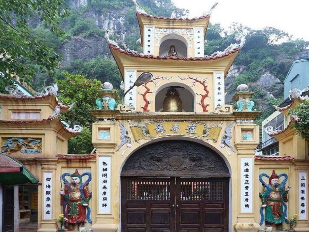 Chùa Long Tiên và cung đường bao biển Hòn Gai phù hợp dạo chơi sáng sớm hoặc chiều muộn.