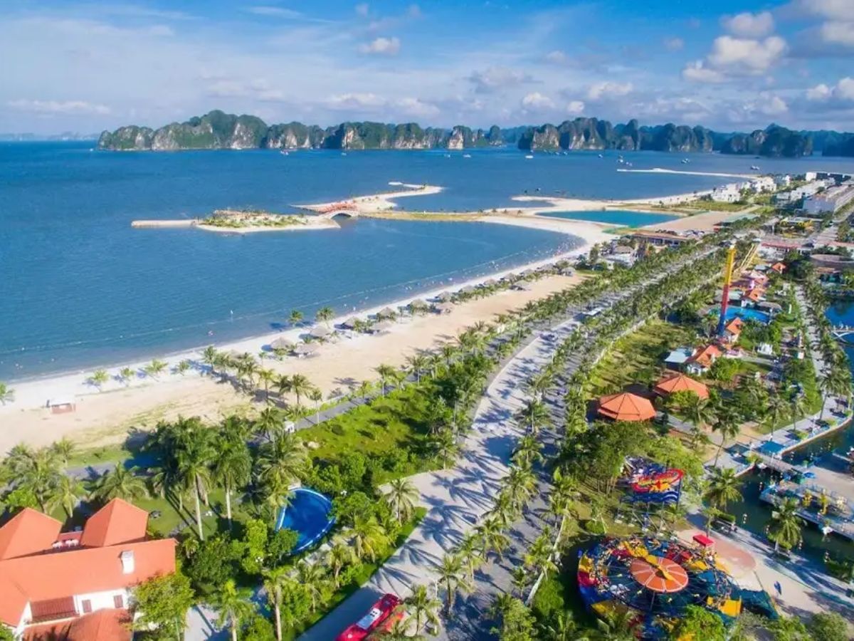Đảo Tuần Châu có cảng du thuyền và không gian yên tĩnh phù hợp gia đình nghỉ dưỡng.