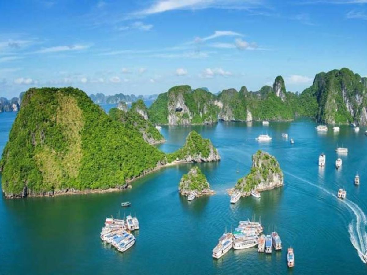 Hạ Long từ lâu là điểm nghỉ dưỡng nổi bật miền Bắc với cảnh quan vịnh đẹp và hạ tầng du lịch phát triển.