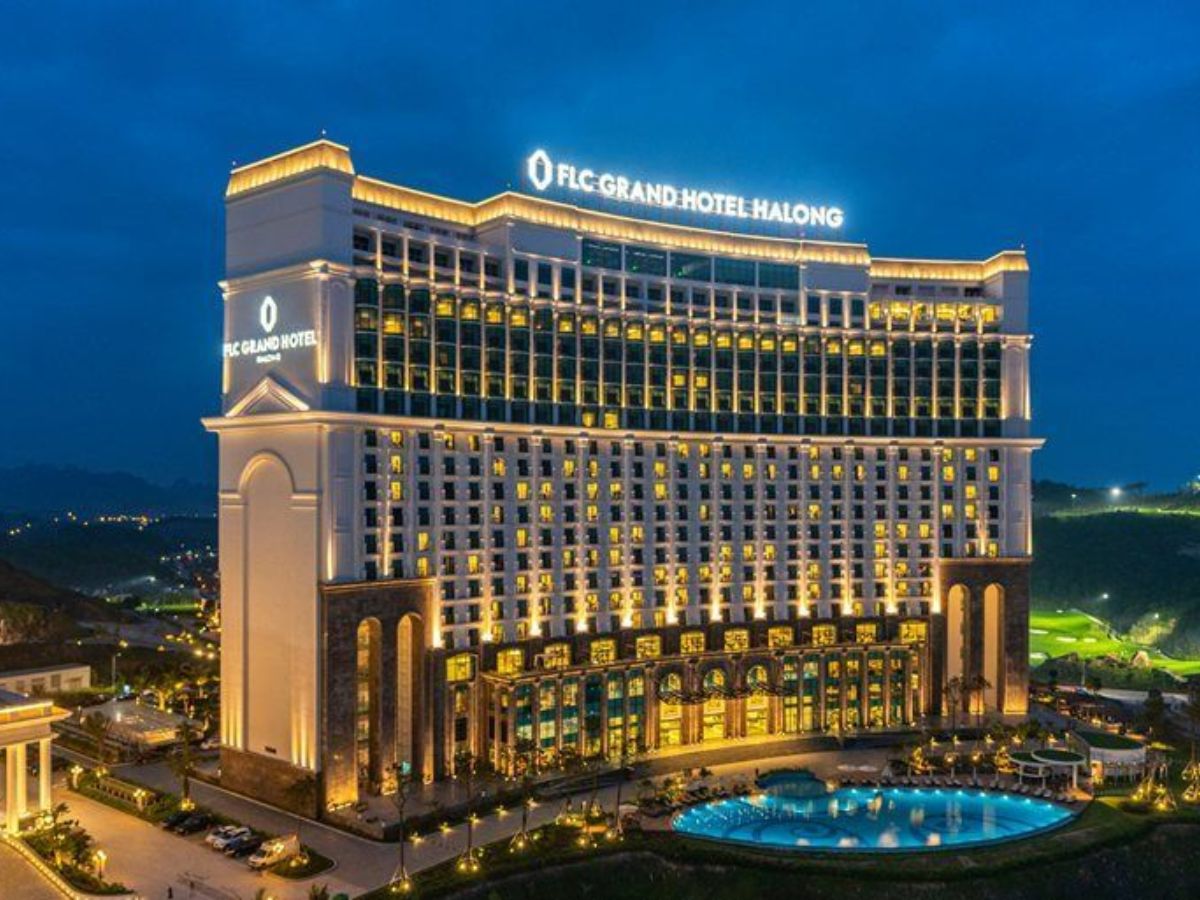FLC Luxury Resort Hạ Long Bay nằm trên đồi cao với tầm nhìn bao trọn vịnh và thành phố.