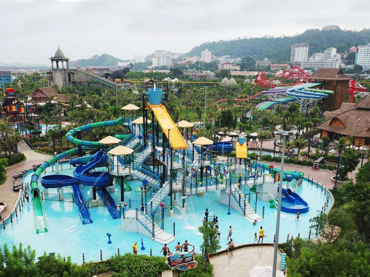 Sun World Ha Long là khu vui chơi giải trí lớn với nhiều trò chơi cho cả trẻ em và người lớn.