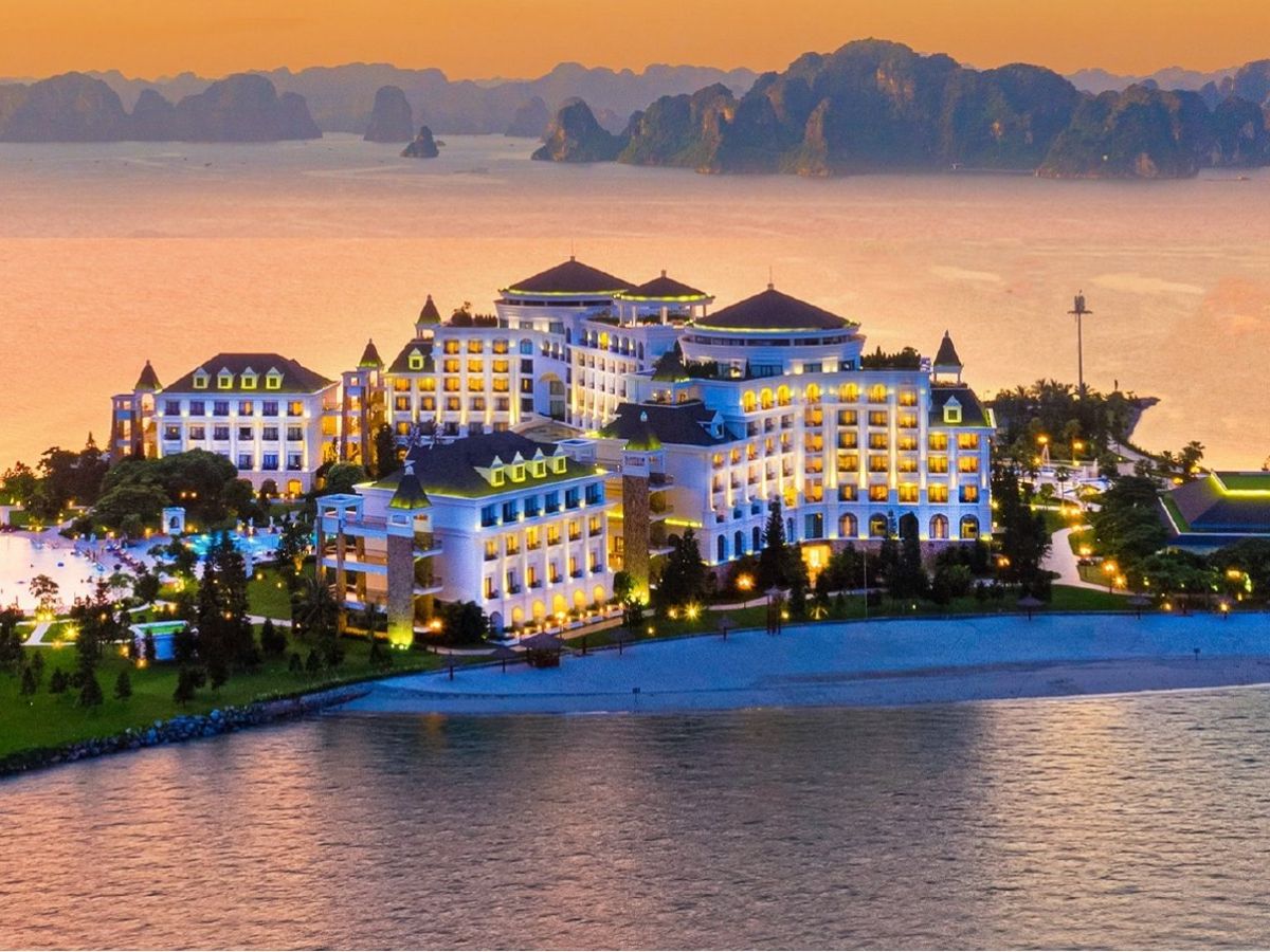 Vinpearl Resort & Spa Hạ Long tọa lạc trên đảo Rều mang đến cảm giác biệt lập với đất liền.