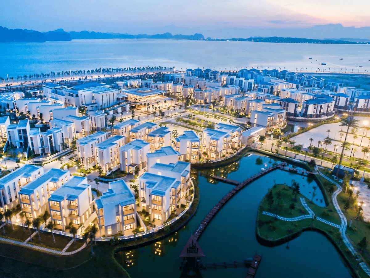 Premier Village Hạ Long Bay Resort nổi bật với biệt thự sát vịnh có hồ bơi riêng và sân vườn rộng.