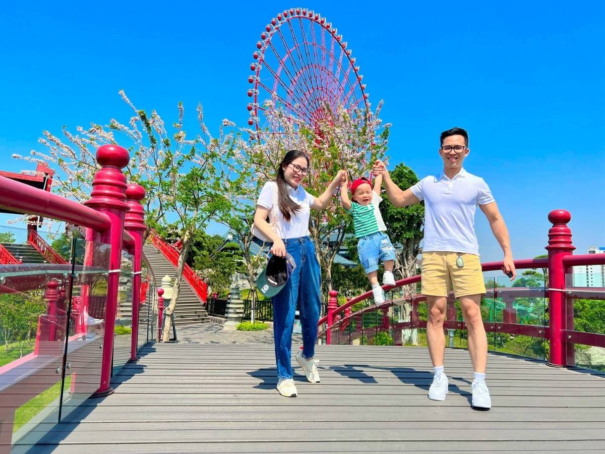 Vào mùa hè, Hạ Long khoác lên mình bầu không khí ấm áp, rất phù hợp cho các hoạt động du ngoạn trên biển.