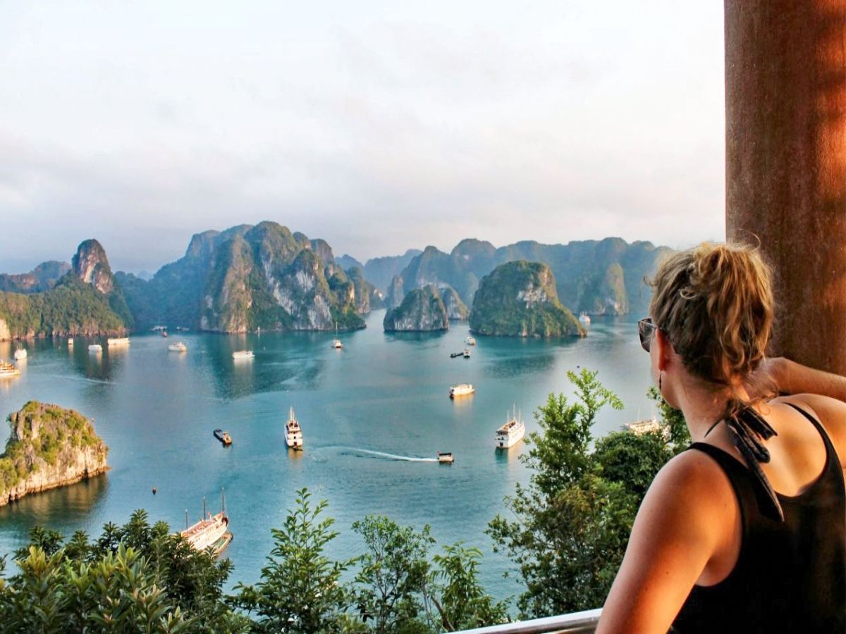 Tour Hạ Long hè 2026 mang tới cơ hội khám phá vẻ đẹp của Di sản Thế giới với những dãy núi đá vôi kỳ vĩ, mặt nước xanh ngọc bích.