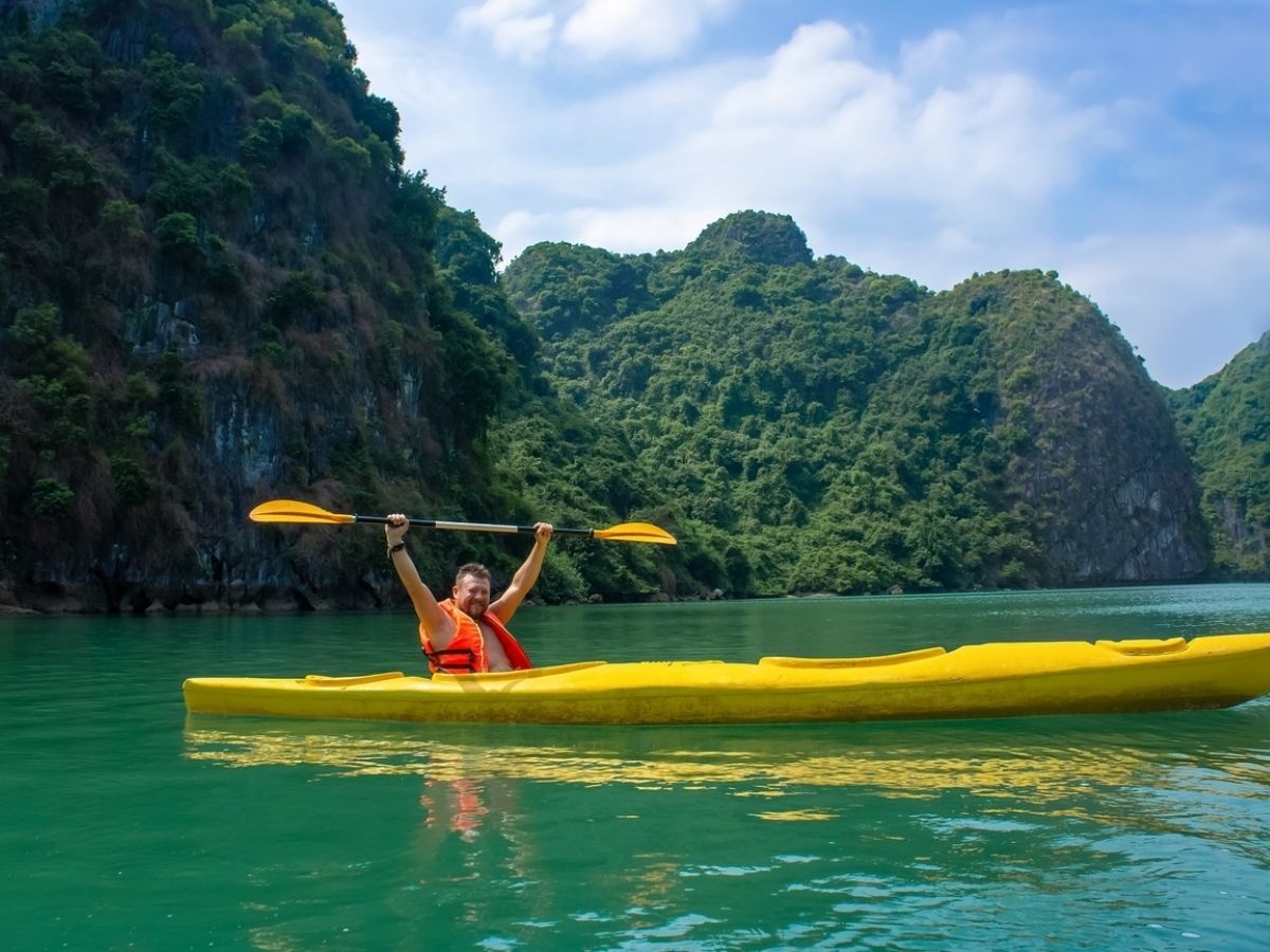 Sang ngày thứ hai, đoàn được trải nghiệm chèo kayak trong lòng vịnh Lan Hạ.