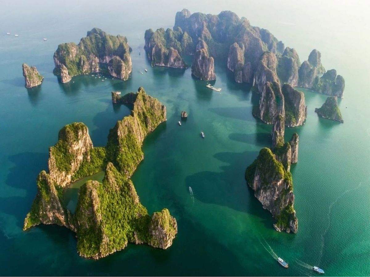 Vịnh Hạ Long di sản thiên nhiên thế giới cuốn hút du khách bằng những trải nghiệm độc đáo trong tour Quảng Ninh mùa hè.