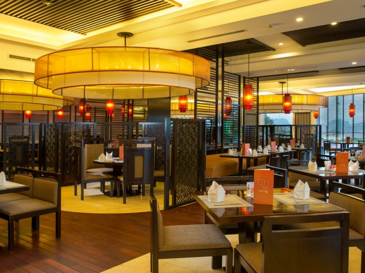 Buffet sáng phục vụ thực đơn đa dạng từ Á đến Âu, nổi bật có các món đặc sản Quảng Ninh.