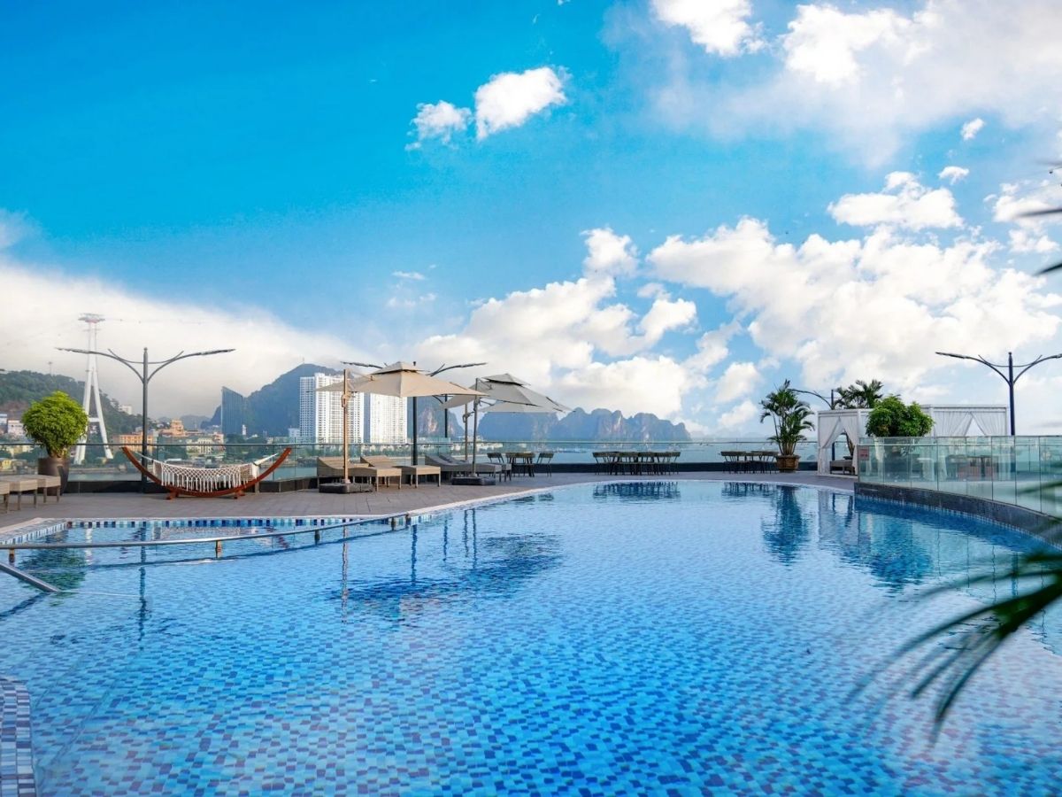 Hồ bơi ngoài trời tại Wyndham Legend Halong Hotel gây ấn tượng mạnh nhờ vị trí hướng thẳng ra vịnh Hạ Long và cầu Bãi Cháy.