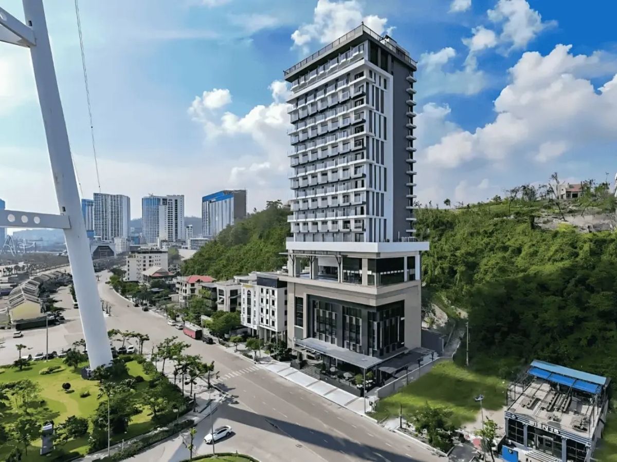 Chỉ cách Wyndham Legend Hạ Long khoảng 5 phút di chuyển, Bãi Cháy là bãi biển nhân tạo nổi bật bậc nhất bên bờ vịnh Hạ Long.