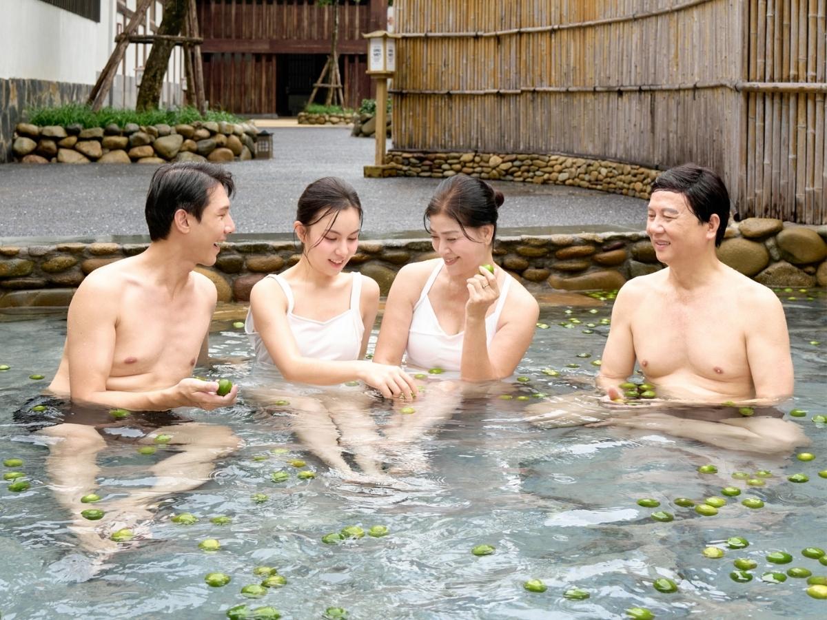 Với sự xuất hiện của các khu tắm khoáng chuẩn Nhật tại Quang Hanh, bạn có thể trải nghiệm liệu pháp truyền thống này ngay tại Việt Nam.