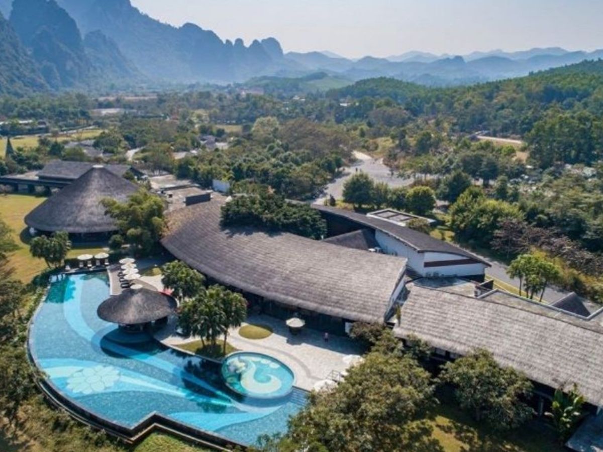 Kim Bôi cách Hà Nội khoảng 70–75 km, giữa thung lũng xanh mát và núi rừng Tây Bắc