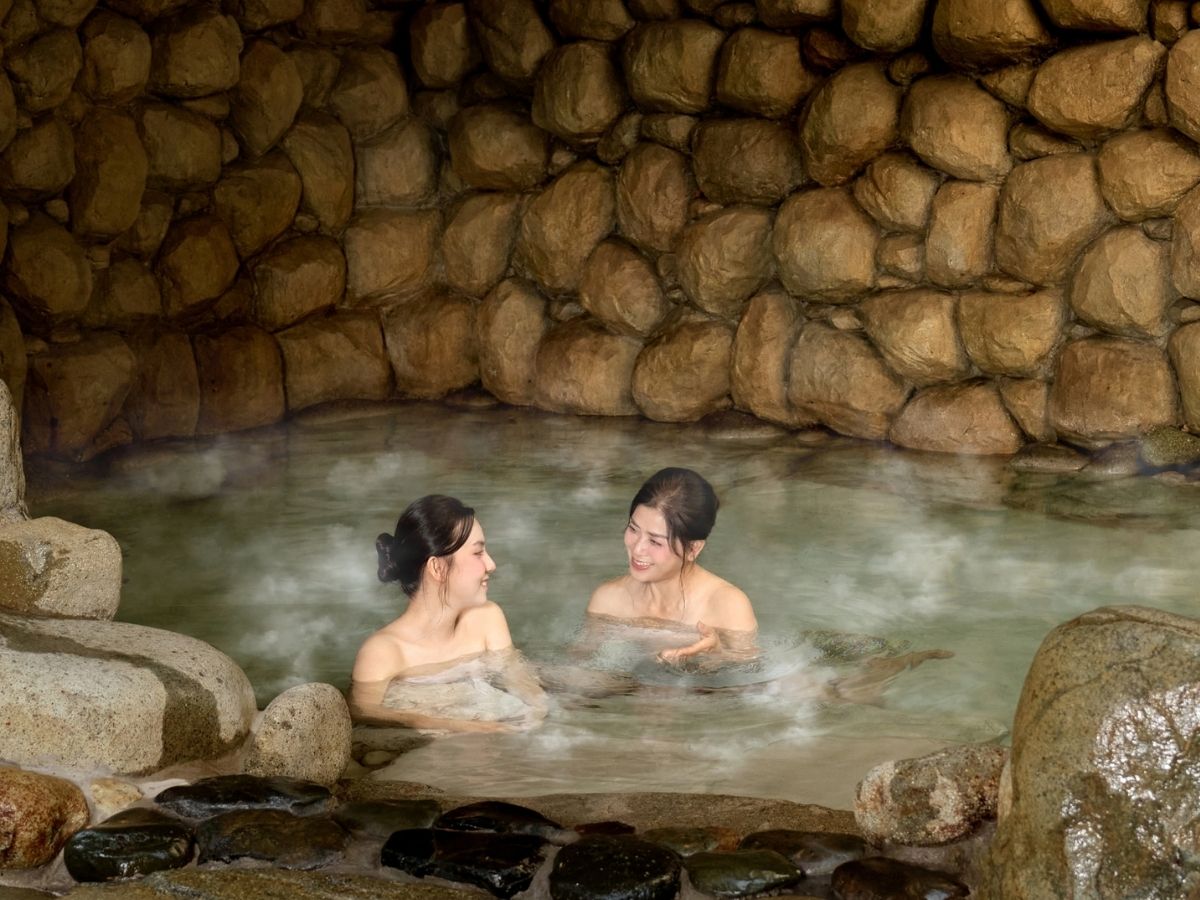 Khu vực public onsen tại Yoko Onsen với hơn 40 bể tắm phong phú