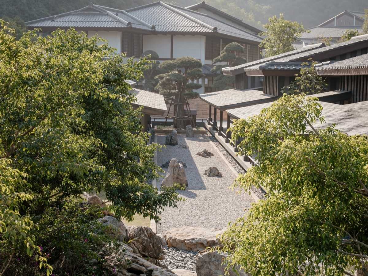 Khu vườn Nhật ở Yoko Onsen với tùng La Hán, bonsai và đèn đá truyền thống