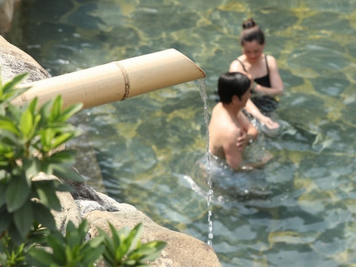 Yoko Onsen Quang Hanh được biết đến với nguồn nước khoáng mặn nóng hiếm có.