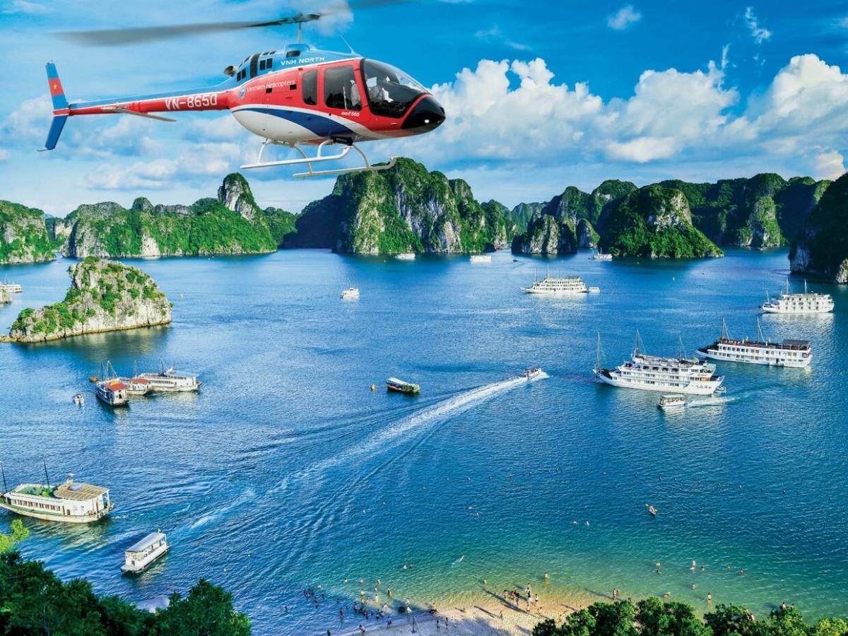 Bay ngắm cảnh vịnh Hạ Long là loại hình dịch vụ sử dụng thủy phi cơ để đưa du khách bay ở độ cao khoảng 300 m.