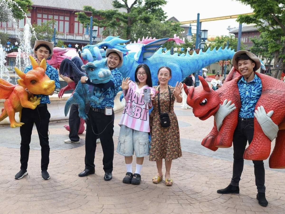 Sau đó tham quan thêm các điểm như Sun World Ha Long trước khi trở về.