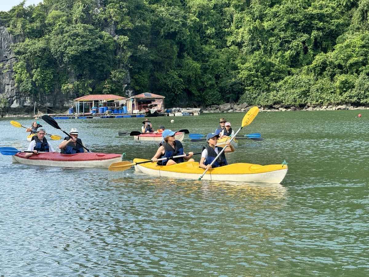 Làng chài Vung Viêng thuộc vịnh Bái Tử Long mang đến một trải nghiệm chèo kayak vịnh Hạ Long đậm chất hoang sơ và tĩnh lặng.
